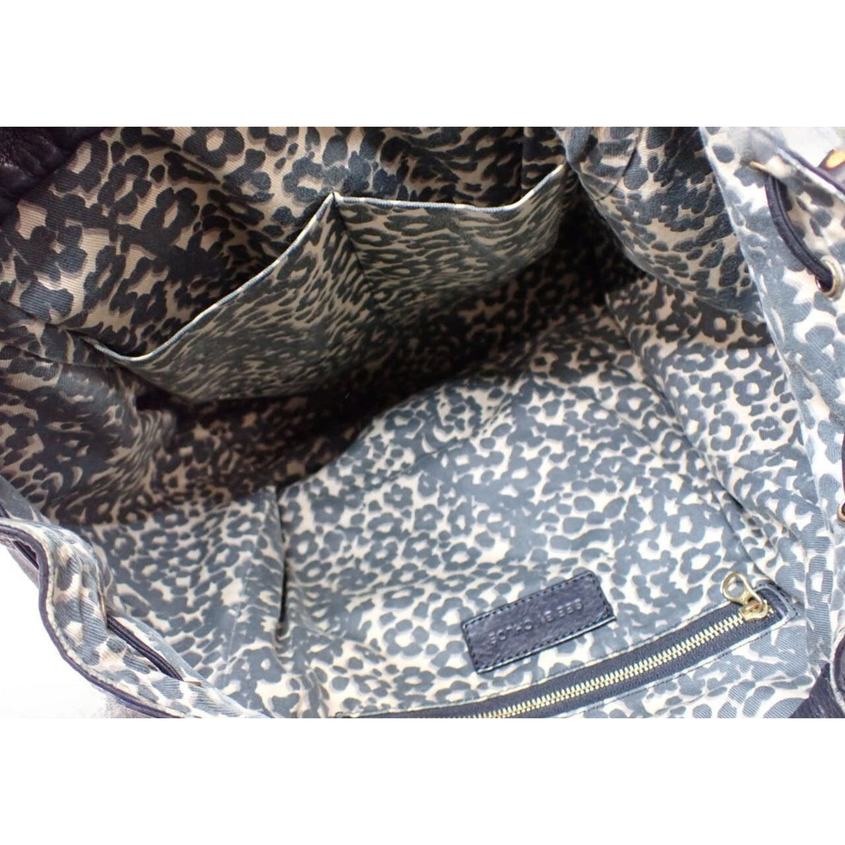 See by Chloé – Bolso de piel negra con doble cremallera dorada y borlas
