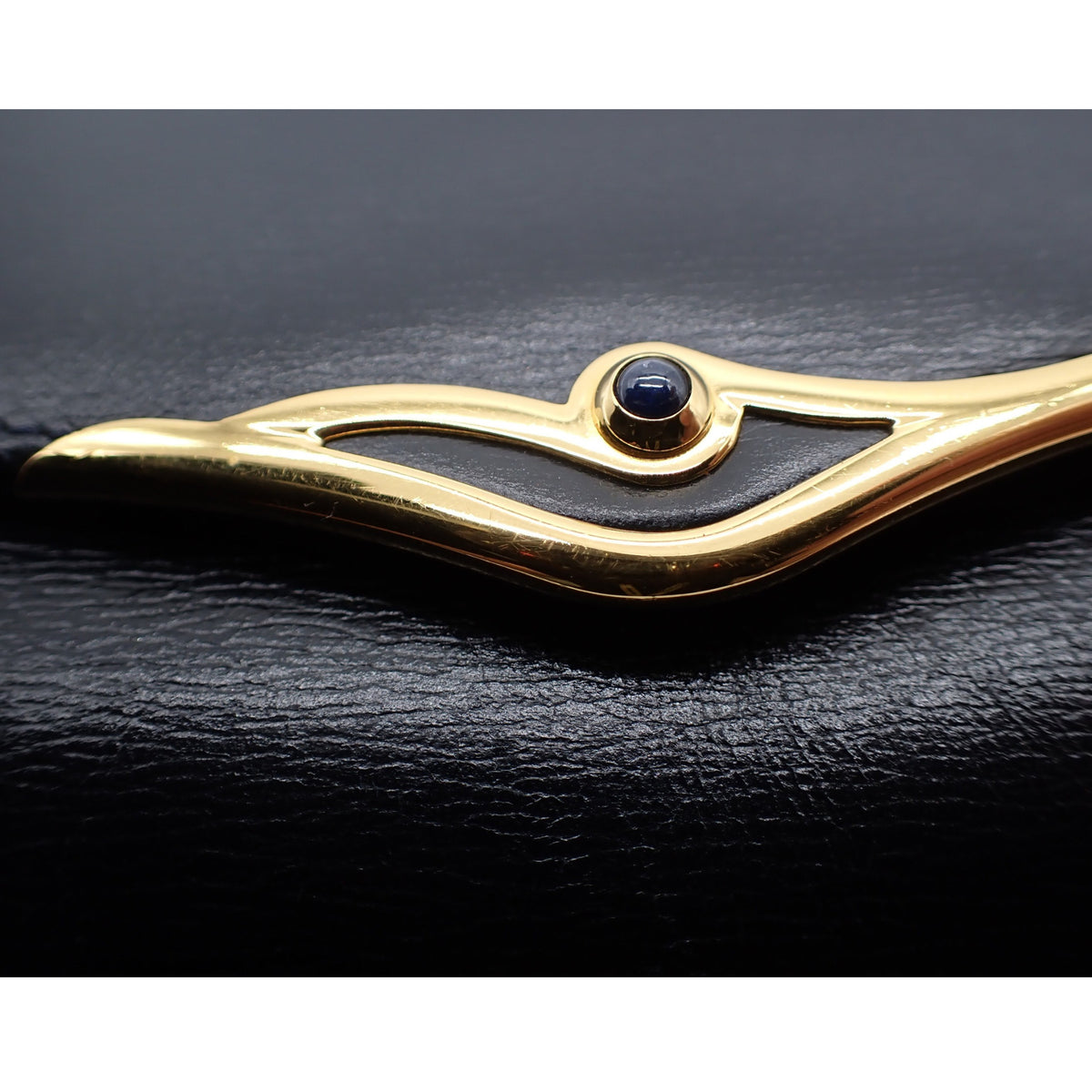 Cartier Vintage Bolso de Fiesta de Piel Negra con Cadena Dorada y Detalle de Zafiro