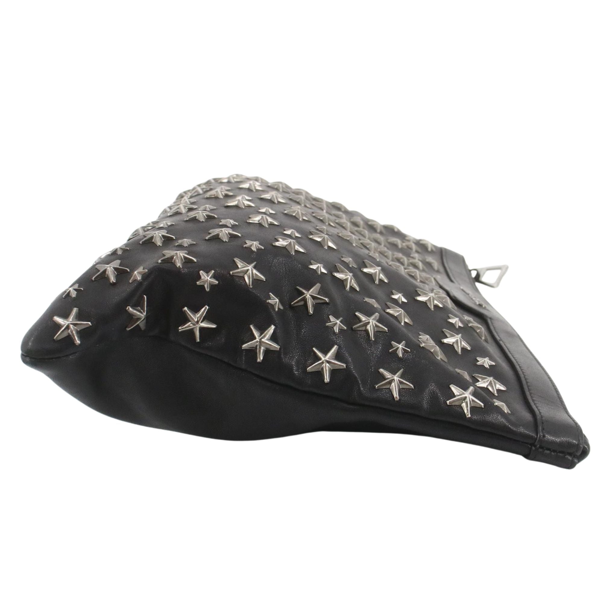 Clutch Jimmy Choo en piel negra con estrellas metálicas – Iconic design
