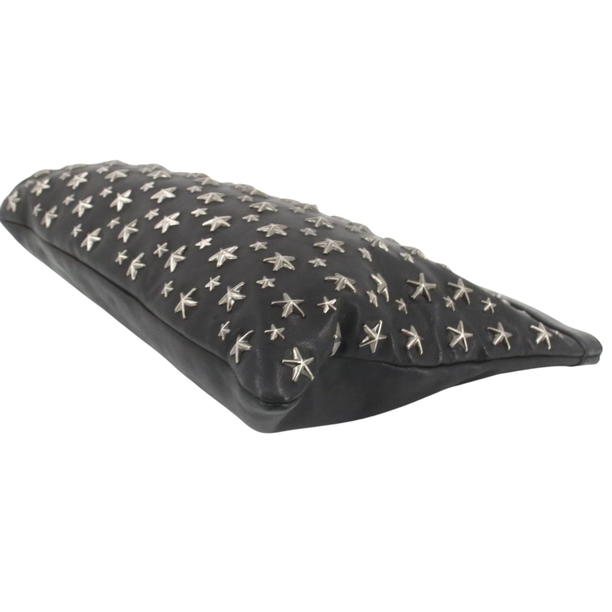 Clutch Jimmy Choo en piel negra con estrellas metálicas – Iconic design