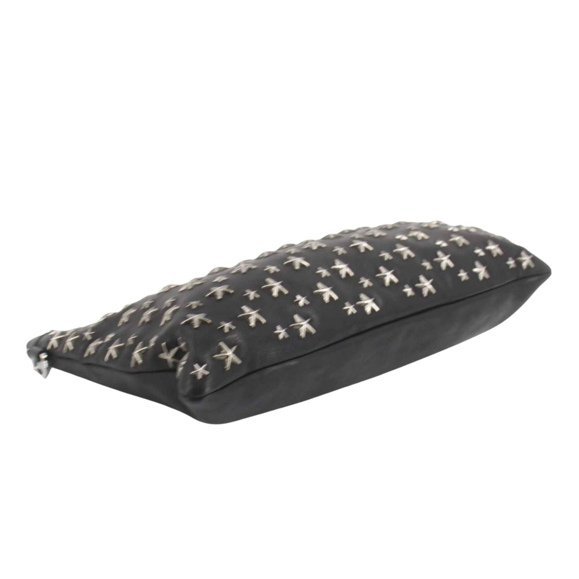 Clutch Jimmy Choo en piel negra con estrellas metálicas – Iconic design