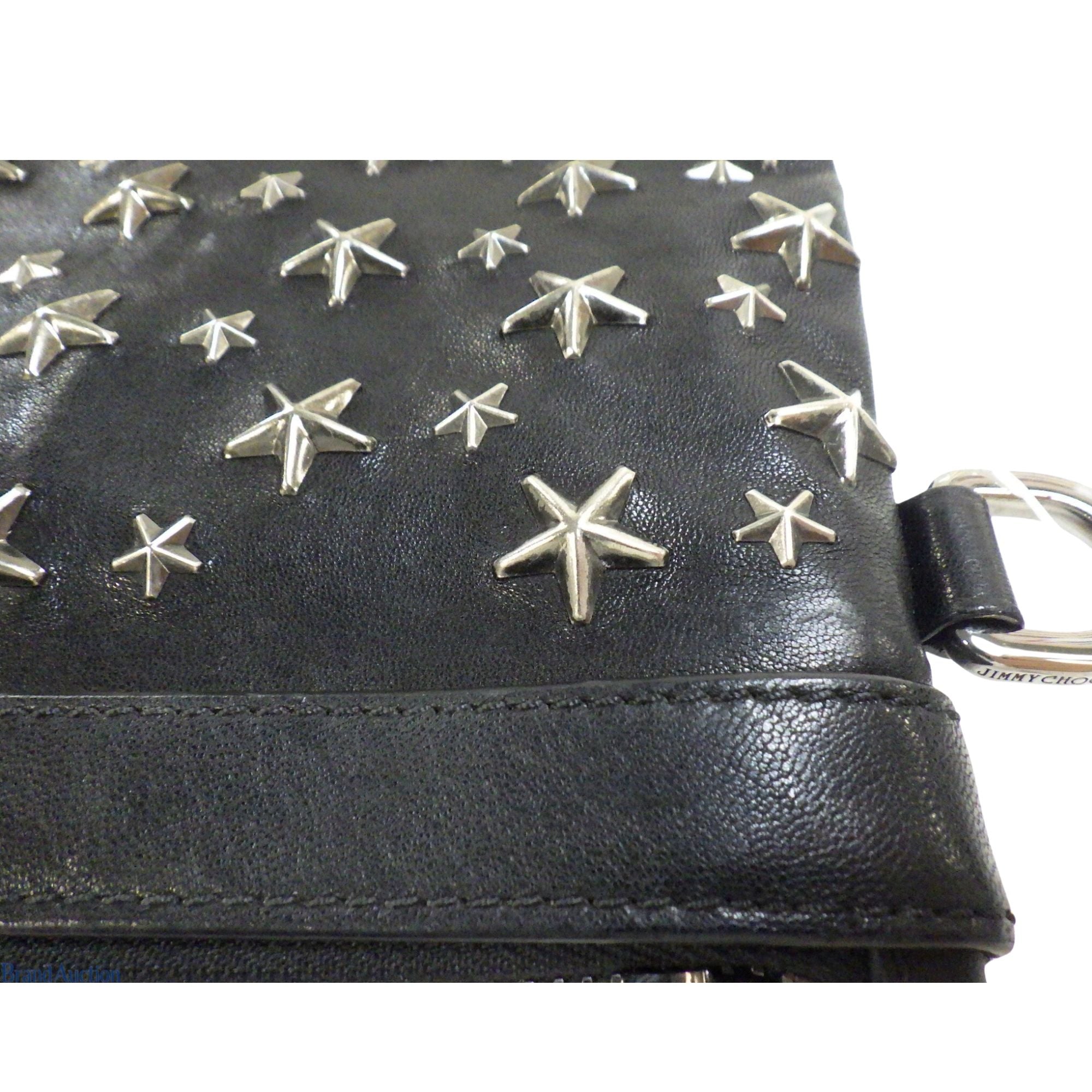 Clutch Jimmy Choo en piel negra con estrellas metálicas – Iconic design