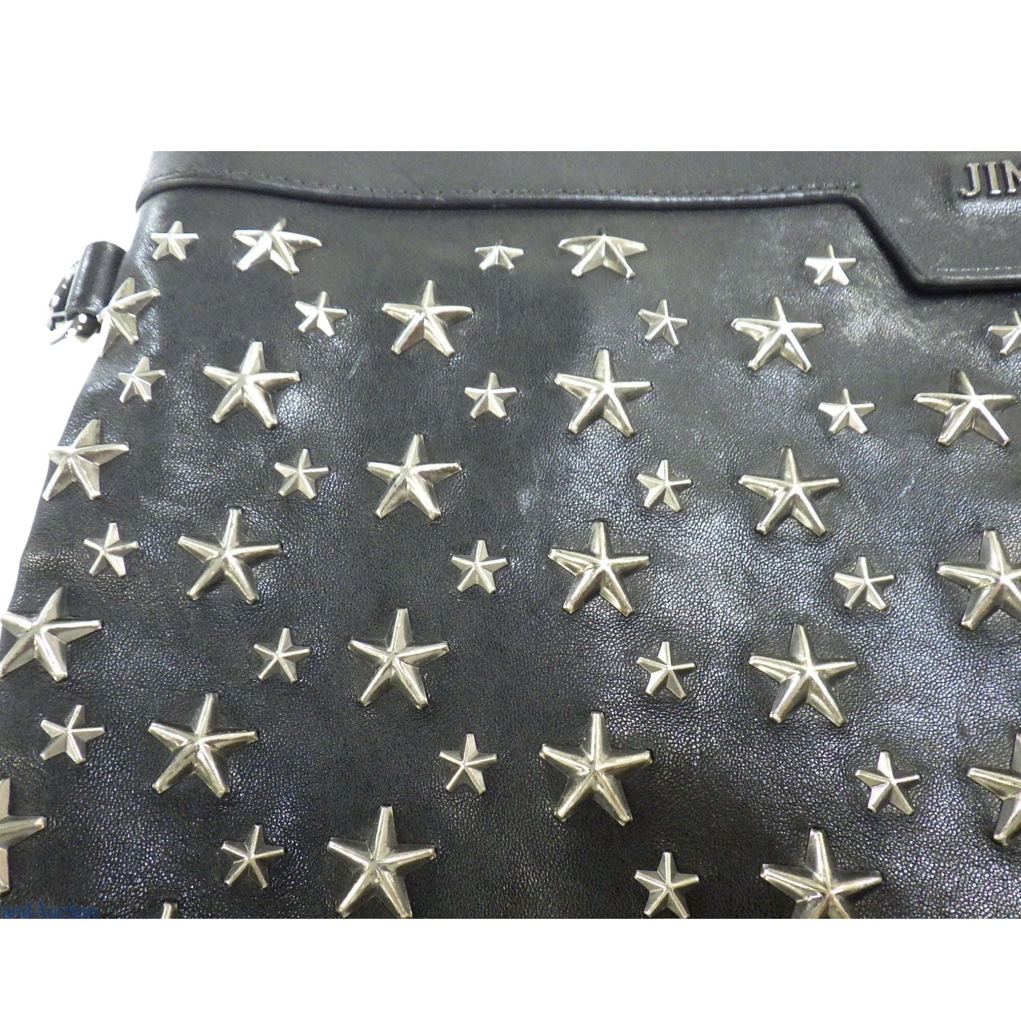 Clutch Jimmy Choo en piel negra con estrellas metálicas – Iconic design